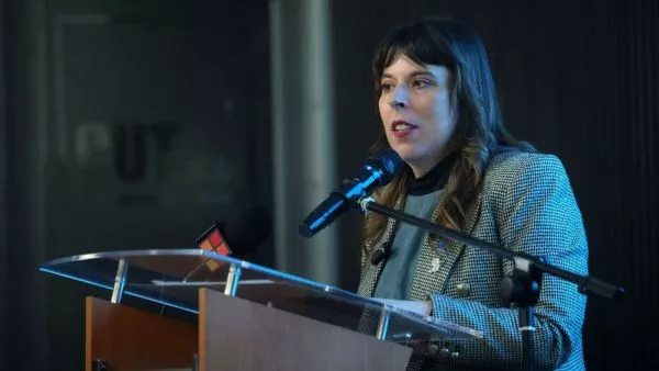 "Nos gobiernan multimillonarios": Martínez apuntó al Gobierno en aniversario del Frente Amplio "Hoy día tambalea la democracia, no solo en Chile, sino que en el mundo. Nos gobiernan multimillonarios y no los Estados", afirmó la presidenta de la colectividad.