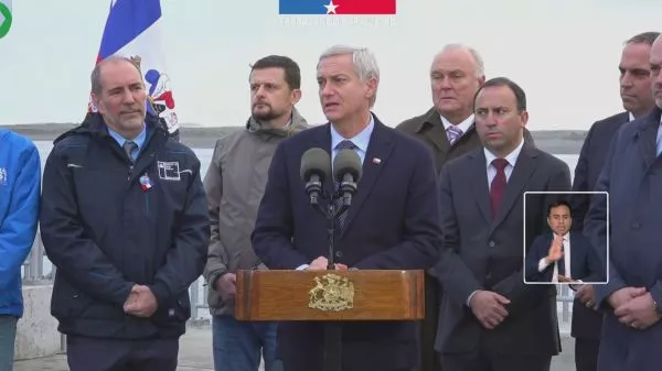 Presidente Kast responde por altercado en La Araucanía: "Yo lo que planteé es que no expusieran a los niños" El mandatario descartó una discusión con la manifestante en Villarrica, asegurando que su intervención buscó proteger a los menores de edad presentes. Carabineros arrestó a la imputada tras registrar órdenes vigentes.