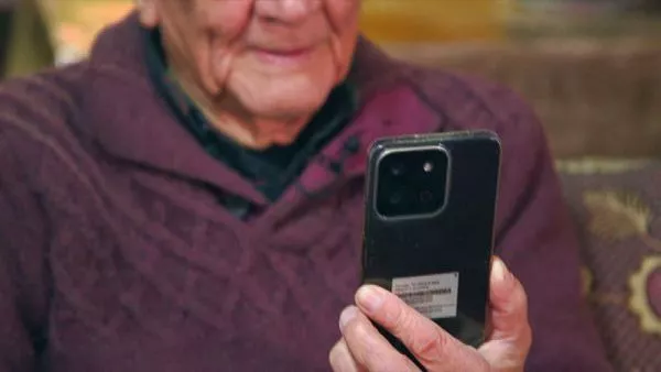 La llamada telefónica: un refugio ante la soledad Casi la mitad de los adultos mayores en nuestro país confiesa sentirse solo, una realidad que impacta directamente en su salud física y mental. Este escenario ha transformado a las redes de acompañamiento telefónico de fundaciones -en algunos casos- en el único vínculo de contención para personas que llaman buscando conversación frente al silencio de sus hogares.