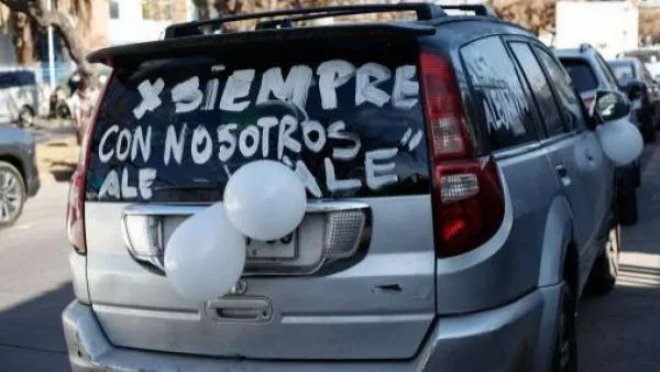 El último adiós a niño que murió en encerrona en San Bernardo: "Es una pérdida invaluable" Compañeros de colegio, vecinos y familiares de Alejandro Águila Jorquera se reunieron para exigir justicia y celeridad en la indagatoria.