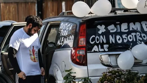 “Ley Alejandro”: familia de menor fallecido en encerrona pide penas efectivas y sin beneficios Desde el Estadio Monumental, los padres del menor de 12 años exigieron justicia y propusieron revisar la ley de responsabilidad penal adolescente tras la captura de la banda.