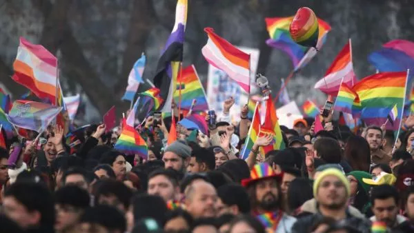 Marcha del Orgullo 2026: revisa los cortes de calles, desvíos de tránsito y horarios en Santiago La movilización convocada por el Movilh y Fundación Iguales comenzará en Plaza Baquedano con demandas como la reforma a la Ley Zamudio.