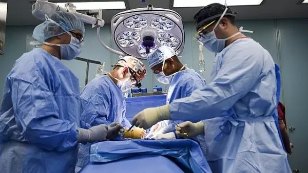 Médico formado en Chile realizó cirugía a distancia conectado con China Dos especialistas realizaron una cirugía a más de 3.500 de kilómetros de distancia. El equipo médico, formado en Chile, realizó una intervención quirúrgica robótica desde Ecuador y conectado con China. Haciendo así el hito de realizar la telecirugía más lejana hasta ahora. Para conversar del tema entrevistamos al doctor Jorge Bravo, jefe de cirugía robótica de la Clínica Santa María.