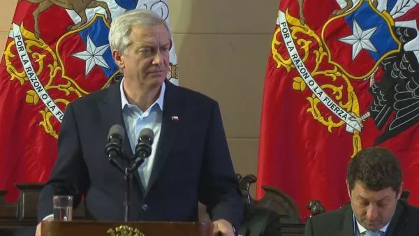 Presidente Kast por FF.AA.: “Aquellos que los insultaban hoy dicen que los quieren en la calle” El Mandatario volvió a referirse a las propuestas de despliegue militar en zonas urbanas para reforzar la seguridad enviando claros mensajes que aluden al periodo del estallido social.
