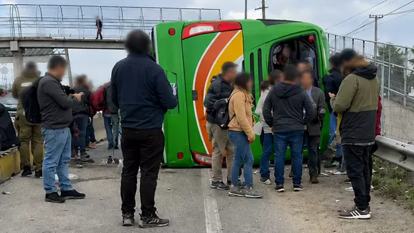 Volcamiento de bus en la Ruta 5 Sur dejó múltiples heridos El accidente ocurrió a la altura de Rengo, en dirección al sur, cuando la máquina impactó una barrera de contención.