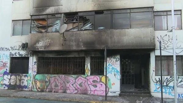 “Los niños dijeron que su papá había sido”: Investigan ataque de expareja por incendio en Santiago La madre de los menores apunta a su expareja como autor del siniestro, quien habría violado una orden de alejamiento.