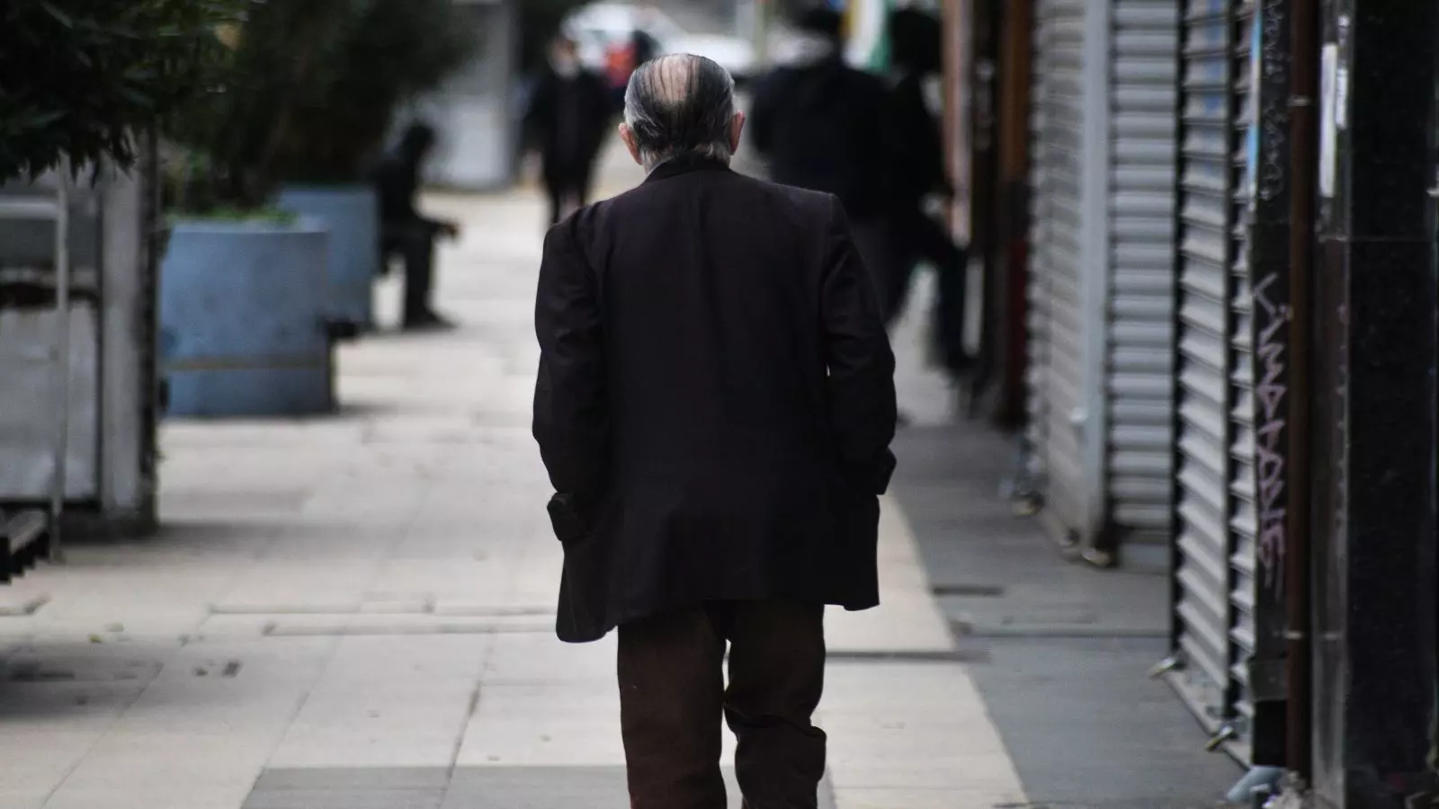 Adulto Mayor caminando por las calles de Viña del Mar