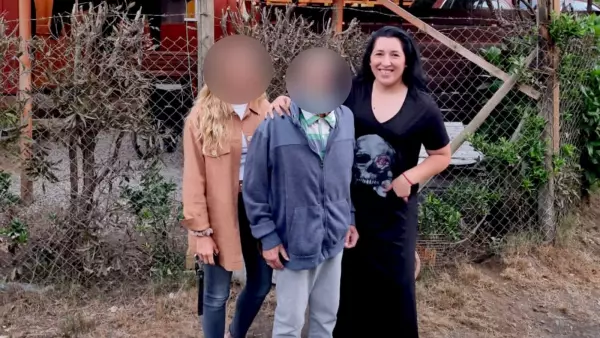 Cynthia Seymour posa junto a una persona mayor en Pucón