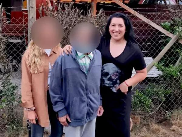 Cynthia Seymour posa junto a una persona mayor en Pucón