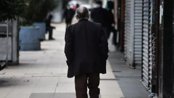 Adulto Mayor caminando por las calles de Viña del Mar