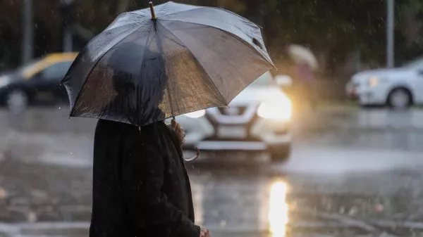 Persona con un paragua bajo la lluvia