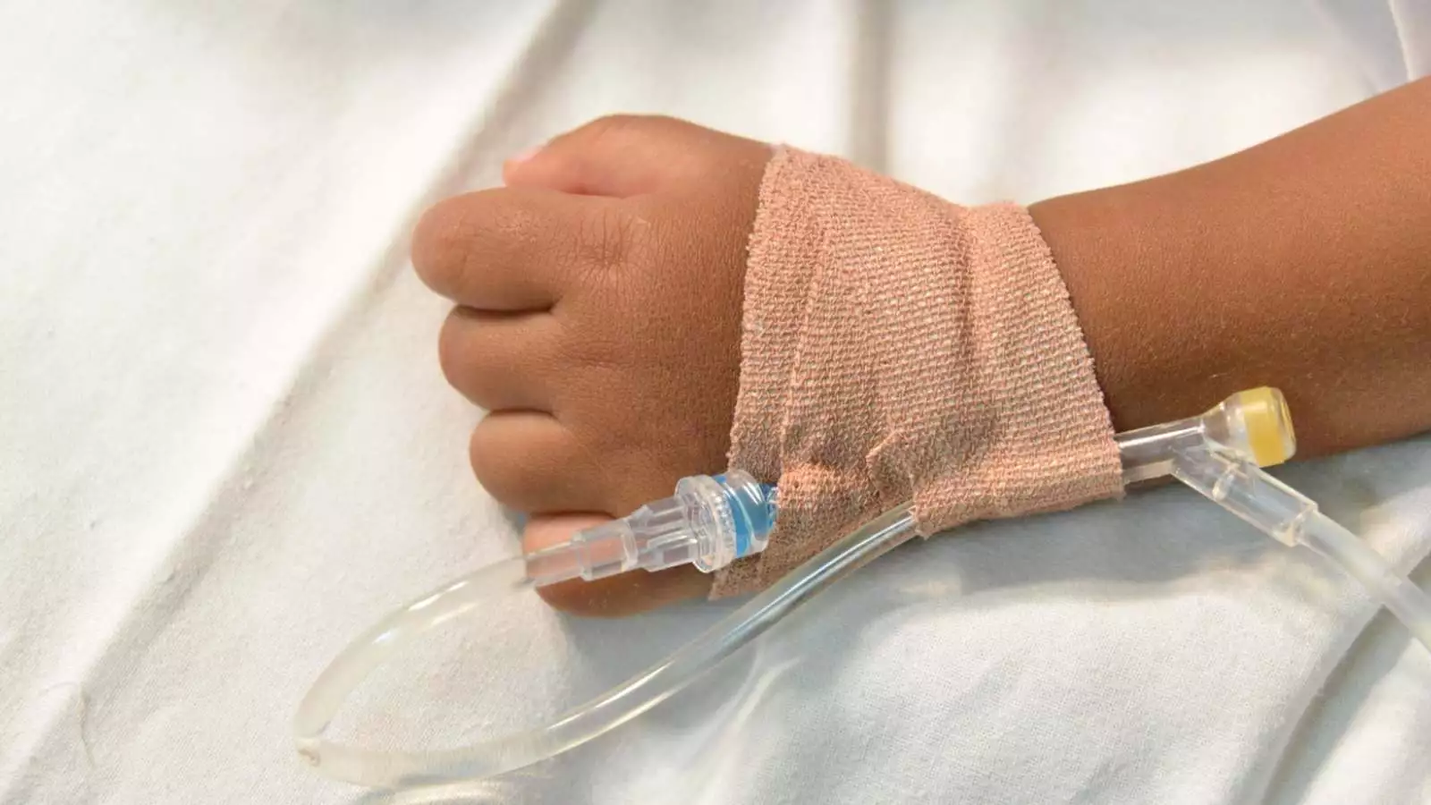 Imagen de una mano de un bebé hospitalizado