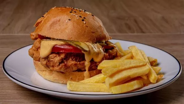 Hamburguesas por $10: lanzan imperdible promoción por Día del Pollo Frito