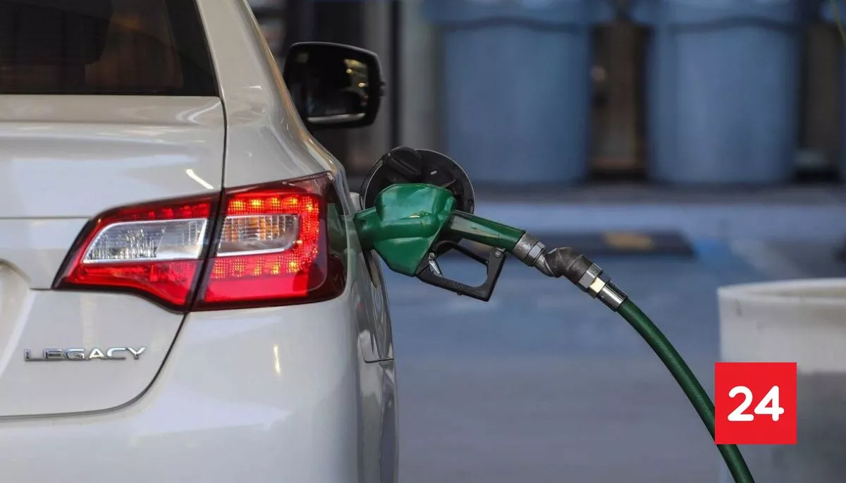 Gobierno anuncia baja de hasta 100 pesos en el precio de los combustibles