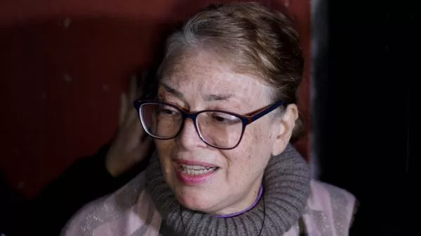 Ángela Vivanco hablando con prensa tras dejar la cárcel