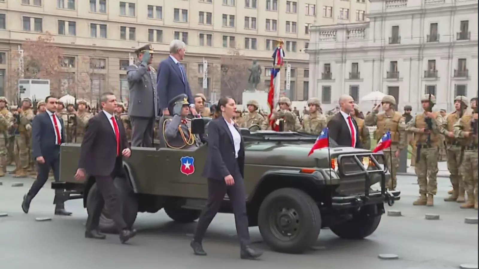 A bordo de jeep militar: Presidente Kast encabezó ceremonia de Juramento a la Bandera