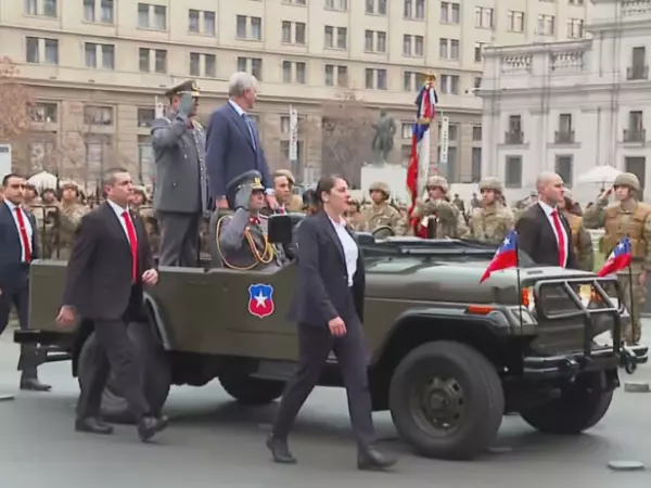 A bordo de jeep militar: Presidente Kast encabezó ceremonia de Juramento a la Bandera