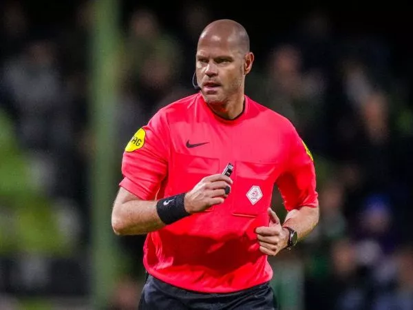 Rob Dieperink arbitrando un partido