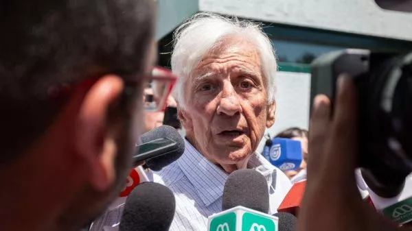 Raúl Torrealba saliendo de prisión preventiva.
