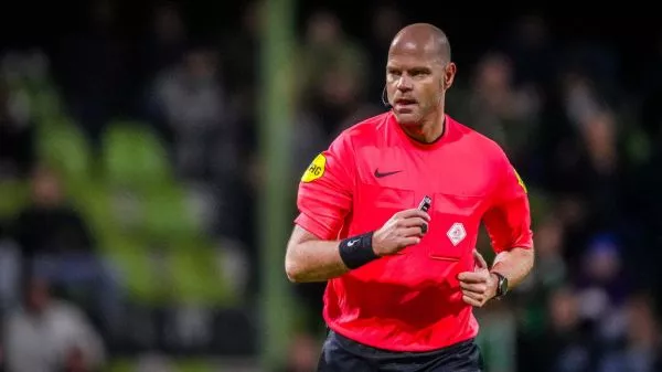 Rob Dieperink arbitrando un partido