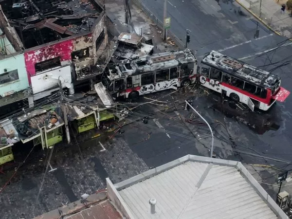 Persecución provoca incendio en Santiago Centro: número de víctimas fatales sigue indeterminado