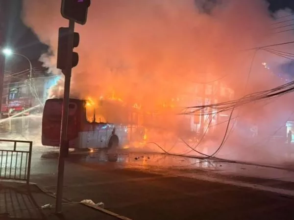 5 muertos deja choque de bus con camioneta en Santiago Centro