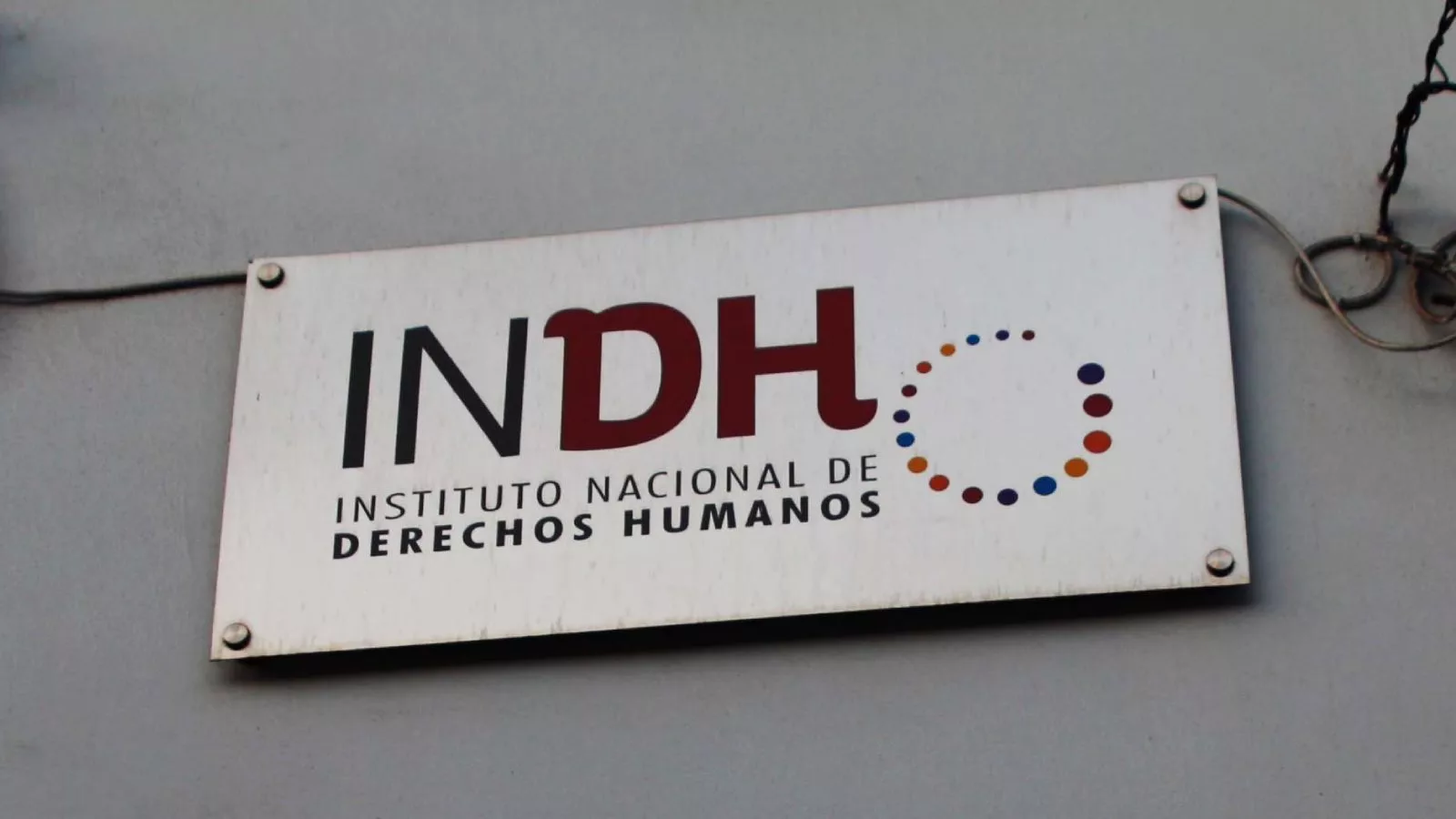 Letrero del frontis del edificio del INDH