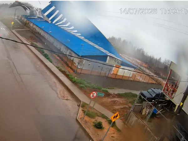 VIDEO | El momento en que el viento arrancó el techo de una escuela en Punta de Parra