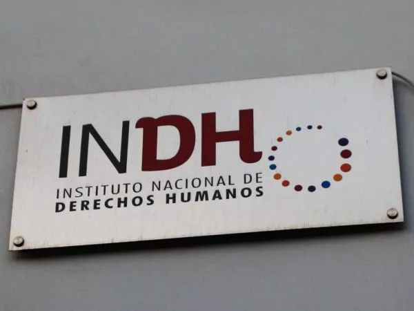 Letrero del frontis del edificio del INDH