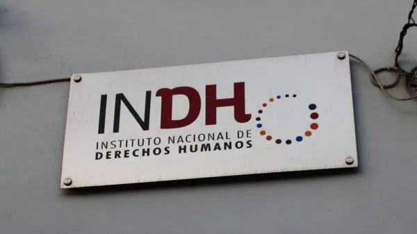 Letrero del frontis del edificio del INDH