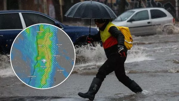 Mapa de las lluvias en la zona central y una persona con paraguas tratando de cruzar una calle inundada