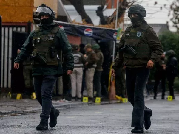 Carabineros realizando peritajes tras ataque contra dos funcionarios en Lo Espejo