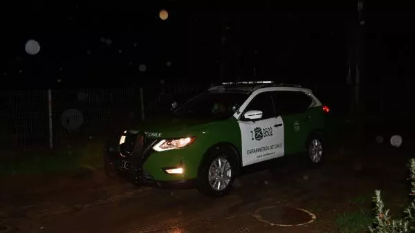 Patrulla de Carabineros en una calle sin luz
