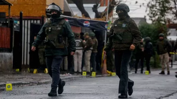 Carabineros realizando peritajes tras ataque contra dos funcionarios en Lo Espejo