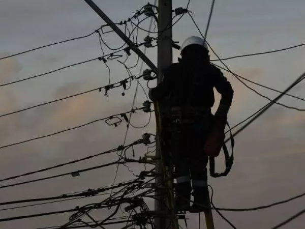 Miles de clientes sin luz por efectos del sistema frontal