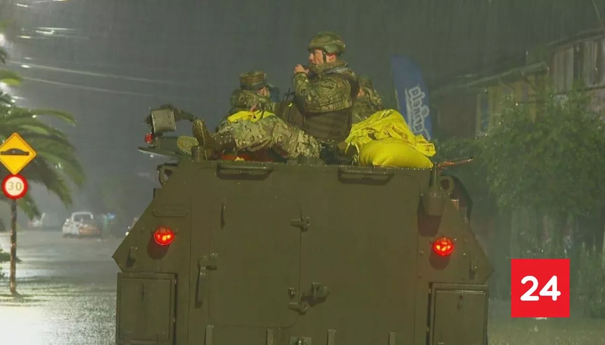 Personal del Ejército trabaja en anegamientos en condominio de Talagante