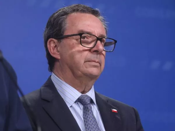 Viaje a Hawái: Ministro de Defensa responde a críticas por ausencia durante sistema frontal