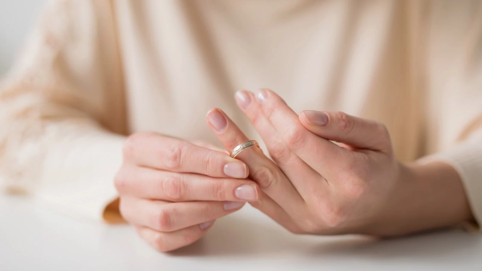 Mujer quitándose un anillo