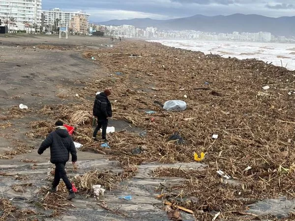 Playa de Avenida del Mar en La Serena queda llena de basura y escombros por sistema frontal