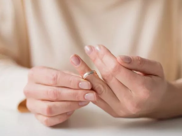 Mujer quitándose un anillo
