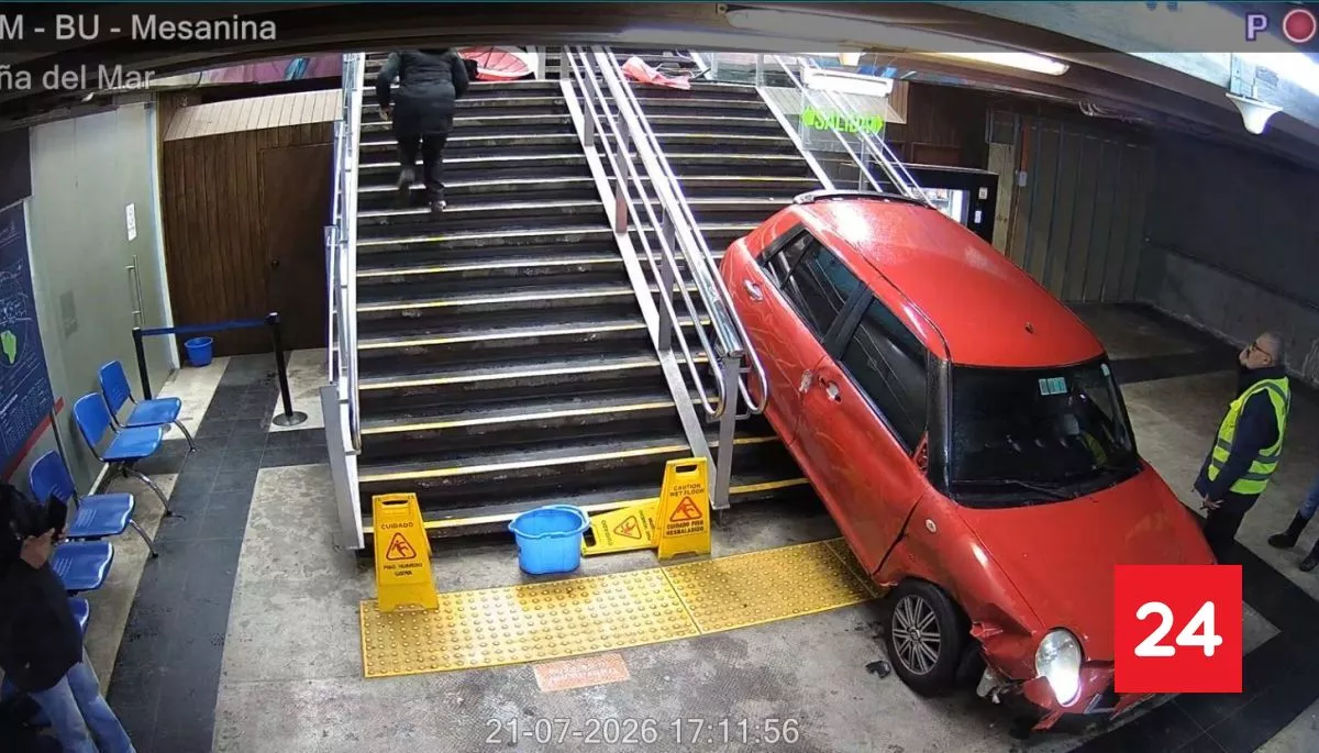 Auto termina incrustado en estación de tren tras colisión en Viña del Mar: deja una fallecida y múltiples lesionados