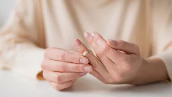Mujer quitándose un anillo