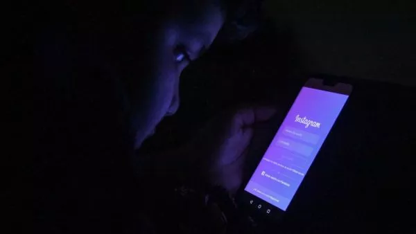 Niño usando redes sociales
