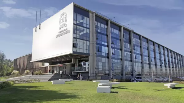 “Outfit para mañana”: Corte confirma expulsión de estudiante por fotos con IA tras amenaza de tiroteo