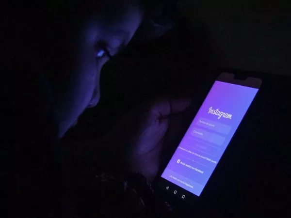 Niño usando redes sociales