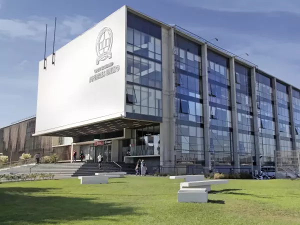 “Outfit para mañana”: Corte confirma expulsión de estudiante por fotos con IA tras amenaza de tiroteo