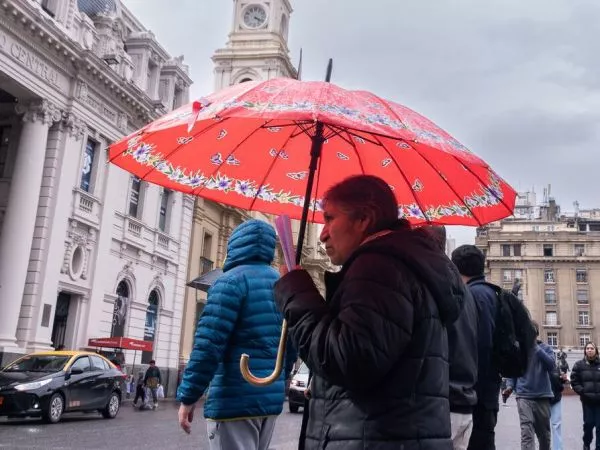Lluvia vuelve a Santiago y con frío: el pronóstico del tiempo para este jueves