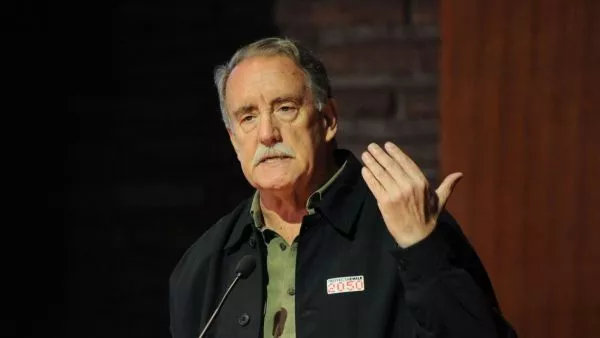 Eduardo Artés saluda con un 