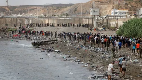 Más de 40 mil migrantes ingresan a Ceuta en 24 horas: crisis deja al menos 34 muertos