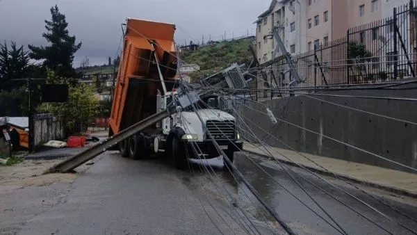 Camión tolva arrasó poste del tendido eléctrico en Quilpué